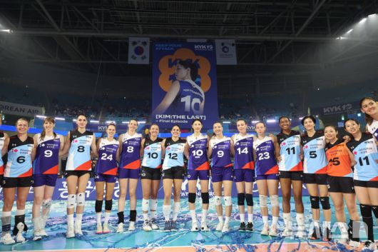 [인천=뉴시스] 이영환 기자 = 18일 오후 인천 부평구 삼산월드체육관에서 열린 KYK 인비테이셔널 2025 여자배구 세계 올스타전 팀 스타와 팀 월드의 경기에서 김연경 등 양팀 선수들이 기념촬영을 하고 있다. 2025.05.18. 20hwan@newsis.com