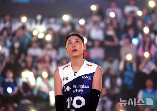 [인천=뉴시스] 이영환 기자 = 18일 오후 인천 부평구 삼산월드체육관에서 열린 KYK 인비테이셔널 2025 여자배구 세계 올스타전 팀 스타와 팀 월드의 경기에서 경기를 마친 김연경이 영상을 보고 있다. 2025.05.18. 20hwan@newsis.com