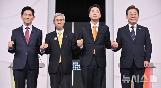 [서울=뉴시스] 국회사진기자단 = 18일 서울 마포구 SBS프리즘타워에서 열린 중앙선거방송토론위원회 주관 제21대 대통령선거 후보자 토론회에서 각 정당 대선 후보들이 선전을 다짐하고 있다. 왼쪽부터 국민의힘 김문수, 민주노동당 권영국, 개혁신당 이준석, 더불어민주당 이재명 대선후보. 2025.05.18. photo@newsis.com