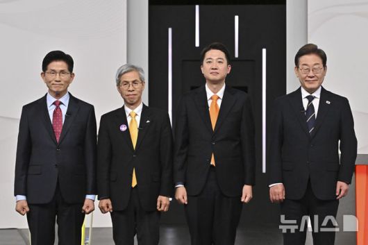 [서울=뉴시스] 국회사진기자단 = 18일 서울 마포구 SBS프리즘타워에서 열린 중앙선거방송토론위원회 주관 제21대 대통령선거 후보자 토론회에서 각 정당 대선 후보들이 선전을 다짐하고 있다. 왼쪽부터 국민의힘 김문수, 민주노동당 권영국, 개혁신당 이준석, 더불어민주당 이재명 대선후보. 2025.05.18. photo@newsis.com