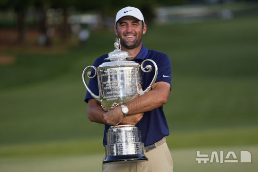 [샬럿=AP/뉴시스] 스코티 셰플러(미국)가 18일(현지 시간) 미 노스캐롤라이나주 샬럿의 퀘일 홀로 클럽에서 열린 미국프로골프(PGA) 투어 PGA 챔피언십 정상에 올라 워너메이커 트로피를 품에 안고 포즈를 취하고 있다. 셰플러는 최종 합계 11언더파 273타로 우승하며 시즌 2승째를 기록했다. 2025.05.19.