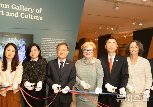 [서울=뉴시스]지난 15일 미국 피바디엑세스박물관 한국실 개막식이 현지에서 개최됐다. 왼쪽 세번째부터김재홍 국립중앙박물관장, 린다 로스 하티건 비바디엑스브박관장, 김재휘 주보스턴 대한민국총영사. 국립중앙박물관 제공