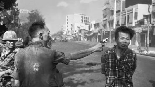 [AP/뉴시스] ‘사이공의 처형’은 1968년 2월 1일 베트남 경찰청장 구옌 곡 로안 준장이 사이공(현 호찌민시) 거리에서 생포된 베트콩의 간부 구옌 반 렘 머리 가까이에 권총을 갖다대고 즉결 처형하는 장면이다. 2025.05.19. *재판매 및 DB 금지