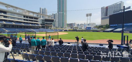 [창원=뉴시스] 강경국 기자 = 권희중 경남 창원시설공단 안전시설팀장이 19일 창원NC파크 마산구장에서 시설 보수 및 안전점검 완료 부분에 대한 현장 브리핑을 하고 있다. 2025.05.19. kgkang@newsis.com