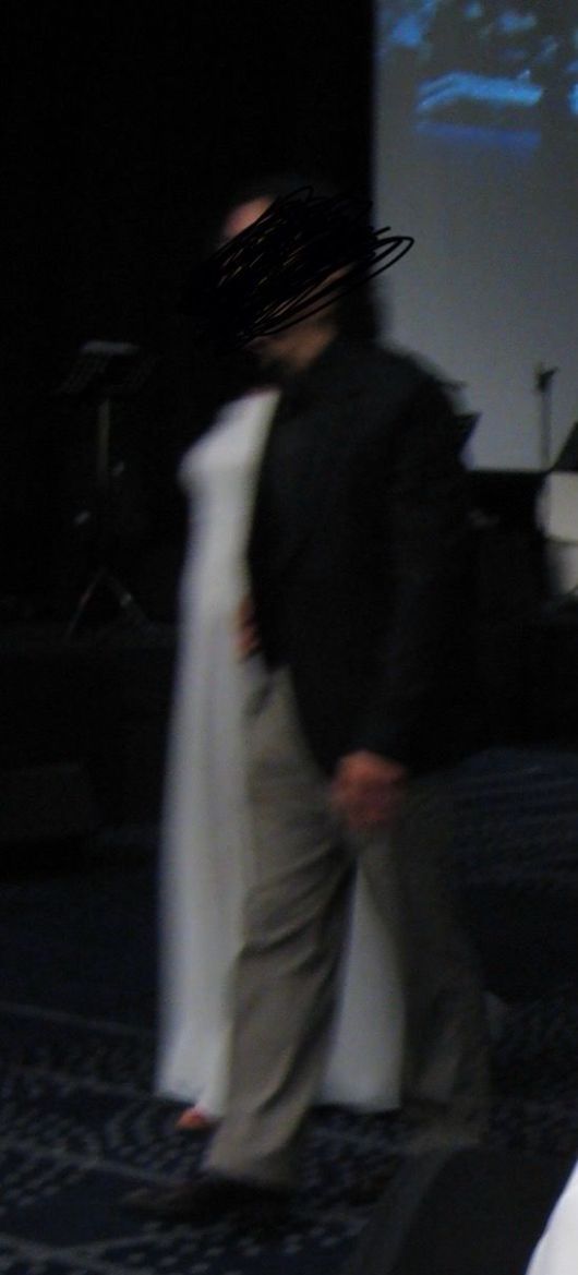 [서울=뉴시스] 흰 드레스를 입고 결혼식에 참석한 하객. (사진=온라인 커뮤니티 갈무리) 2025.05.19. photo@newsis.com *재판매 및 DB 금지