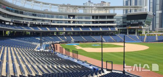 [창원=뉴시스] 강경국 기자 = 경남 창원시와 창원시설공단이 19일 창원NC파크 마산구장에서 시설 보수 부분(관중석 상부에 위치한 NC 구단 홍보용 간판과 조명등에 대한 고정 상태 불량은 용접과 실리콘 처리, 나사 풀림 방지제 도포, 관중석 난간에 설치된 강화유리 1개 안정성 확인)에 대해 언론에 공개하고 있다. 2025.05.19. kgkang@newsis.com