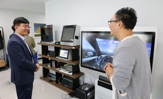 [수원=뉴시스] 김현곤 원장이 기업 관계자와 이야기를 나누고 있다. (사진=경과원 제공) 2025.05.19. photo@newsis.com *재판매 및 DB 금지