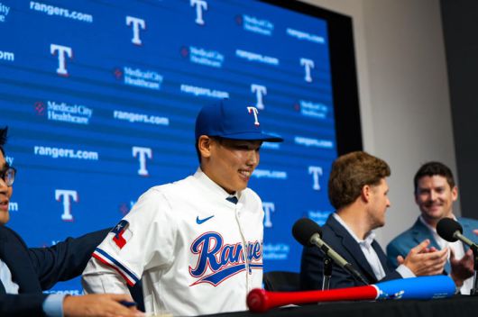 [서울=뉴시스] 광주일고 투수 겸 내야수 김성준이 18일(현지 시간) 미국 텍사스주 알링턴 글로브 라이프 파크에서 열린 텍사스 레인저스 입단식에서 소감을 말하고 있다.김성준은 내년 고등학교 졸업 후 텍사스에 합류할 예정이다. (사진=리코스포츠에이전시 제공) 2025.05.19. photo@newsis.com *재판매 및 DB 금지