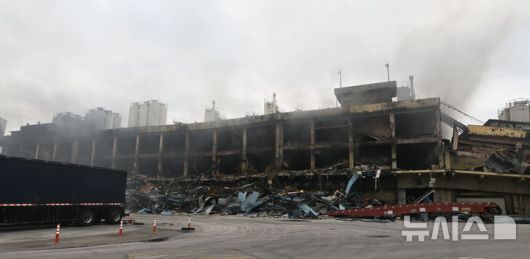 [광주=뉴시스] 이영주 기자 = 금호타이어 광주공장 화재 사흘째인 19일 오전 광주 광산구 금호타이어 2공장이 잿더미로 변해 연기가 피어오르고 있다. 2025.05.19.  leeyj2578@newsis.com