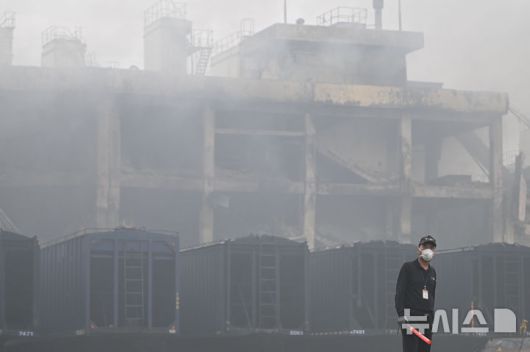[광주=뉴시스] 이영주 기자 = 금호타이어 광주공장 화재 사흘째인 19일 오전 광주 광산구 금호타이어 2공장에서 경비원이 망연자실한 표정을 짓고 있다. 2025.05.19.  leeyj2578@newsis.com