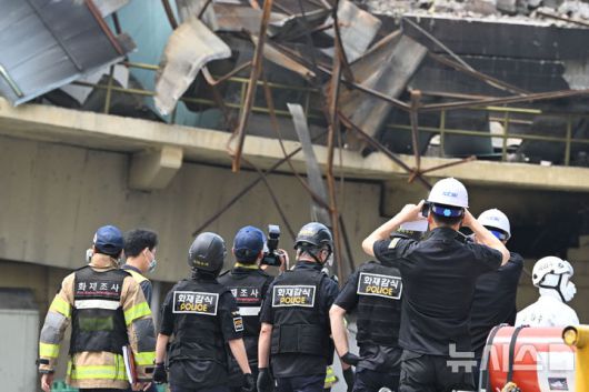 [광주=뉴시스] 이영주 기자 = 금호타이어 광주공장 화재 사흘째인 19일 오전 광주 광산구 금호타이어 2공장에서 소방·경찰·국과수 합동감식반이 투입되고 있다. 2025.05.19.  leeyj2578@newsis.com