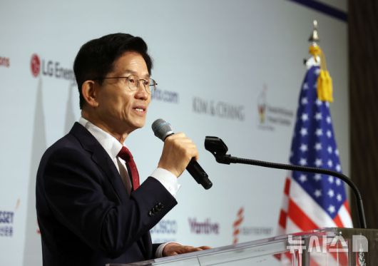 [서울=뉴시스] 고승민 기자 = 김문수 국민의힘 대선 후보가 19일 서울 광화문 포시즌스 호텔에서 열린 주한미국상공회의소(암참) 간담회에서 인사말을 하고 있다. 2025.05.19. kkssmm99@newsis.com