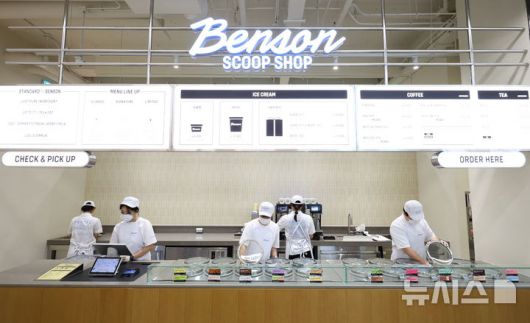 [서울=뉴시스] 황준선 기자 = 19일 오전 서울 강남구 벤슨 크리머리 서울에서 열린 신규 아이스크림 브랜드 벤슨(Benson) 론칭 기자간담회에서 직원들이 업무를 하고 있다.한화갤러리아 자회사 베러스쿱크리머리의 아이스크림 브랜드 벤슨은 오는 23일 압구정로데오에 1호점을 개점하며 20여가지 맛의 아이스크림과 아이스크림 제조시설, 셰프와 협업한 디저트 메뉴 등을 선보인다. 2025.05.19. hwang@newsis.com