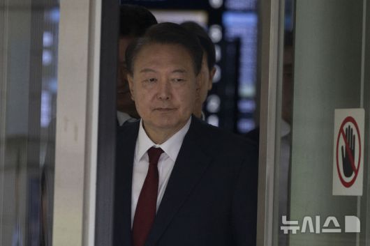 [서울=뉴시스] 사진공동취재단 = 윤석열 전 대통령이 19일 서울 서초구 중앙지방법원에서 열린 내란 우두머리 혐의, 직권남용 권리행사방해 혐의 사건 4차 공판의 오전 재판을 마친 뒤 이동하고 있다. 2025.05.19. photo@newsis.com