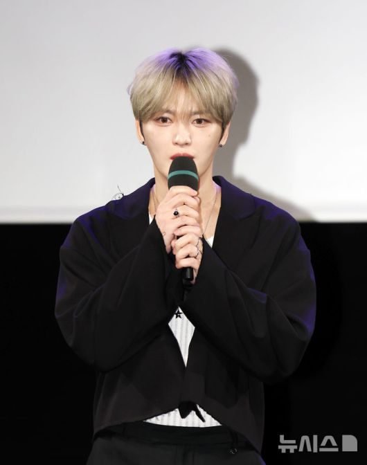 [서울=뉴시스] 김명년 기자 = 가수 김재중이 19일 오후 서울 마포구 상암동 MBC에서 열린 새 EP '뷰티 인 카오스' 발매 기념 기자간담회에서 앨범을 설명하고 있다. 2025.05.19. kmn@newsis.com