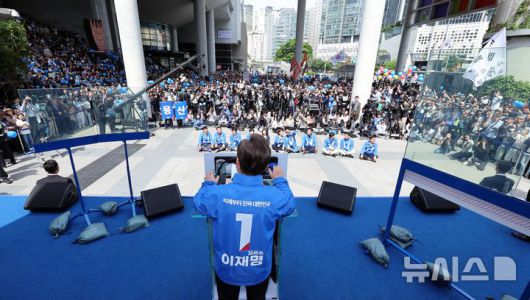 [서울=뉴시스] 권창회 기자= 이재명 더불어민주당 대선후보가 19일 서울 용산구 용산역광장에서 열린 집중유세에서 지지호소를 하고 있다. (공동취재) 2025.05.19. photo@newsis.com