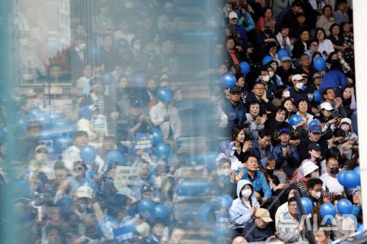 [서울=뉴시스] 권창회 기자= 19일 오후 서울 용산역 광장에서 이재명 더불어민주당 대통령 후보의 집중유세가 이어지고 있는 가운데 방탄유리막 너머 유권자들이 이 후보의 연설을 듣고 있다. (공동취재) 2025.05.19. photo@newsis.com