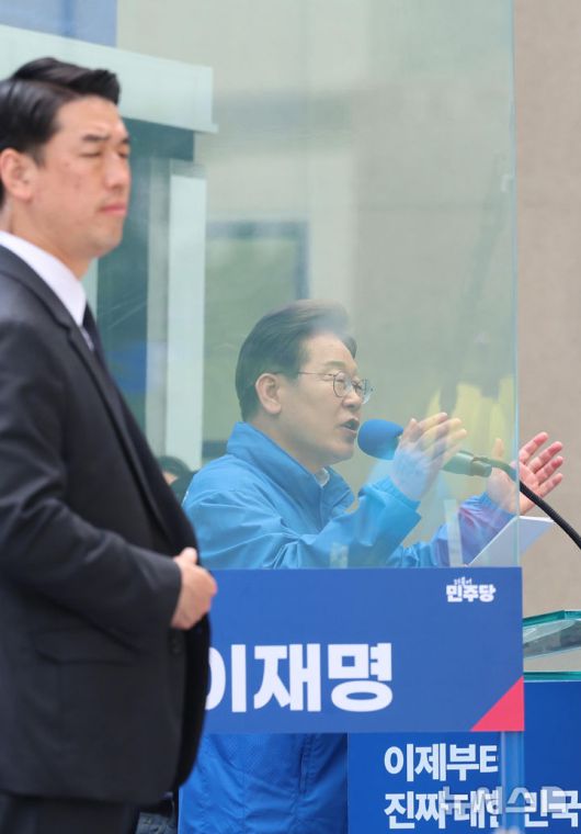 [서울=뉴시스] 권창회 기자= 이재명 더불어민주당 대선후보가 19일 서울 용산구 용산역광장에서 열린 집중유세에서 지지호소를 하고 있다. 2025.05.19. kch0523@newsis.com