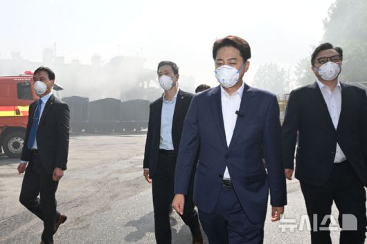 [광주=뉴시스] 이영주 기자 = 이준석 개혁신당 대선후보가 19일 오후 광주 광산구 금호타이어 공장을 찾아 화재 현장을 둘러보고 있다. 2025.05.19. leeyj2578@newsis.com
