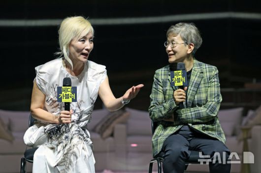 [서울=뉴시스] 박진희 기자 = 국립극단 연극 '헤다 가블러' 배우 이혜영(왼쪽)과 연출 박정희가 19일 서울 중구 명동예술극장에서 기자간담회를 하고 있다. 2025.05.19. pak7130@newsis.com
