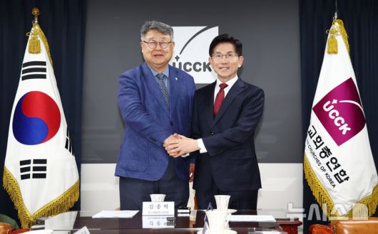 [서울=뉴시스] 고승민 기자 = 김문수 국민의힘 대선 후보가 19일 서울 종로구 한국기독교회관을 방문, 김종혁 한국교회총연합 대표회장과 기념촬영을 하고 있다. (공동취재) 2025.05.19. photo@newsis.com