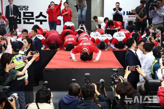 [서울=뉴시스] 고승민 기자 = 김문수 국민의힘 대선 후보가 19일 저녁 서울역 광장에서 유세를 하기 전 큰절을 하고 있다. (공동취재) 2025.05.19. photo@newsis.com