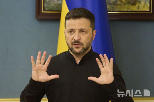 [키이우=AP/뉴시스] 볼로디미르 젤렌스키 우크라이나 대통령은 12일(현지 시간) "주요 7개국(G7) 정상회의에서 도널드 트럼프 미국 대통령과 대화해 러시아에 대한 제재 강화를 촉구할 것"이라고 밝혔다. 사진은 젤렌스키 대통령이 지난달 19일 키이우에서 기자회견을 하는 모습. 2025.05.20.