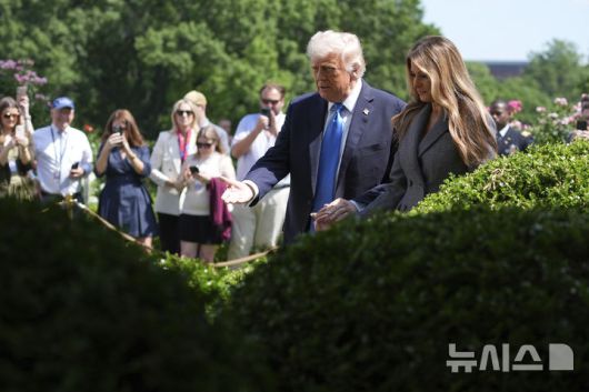 [워싱턴=AP/뉴시스] 도널드 트럼프 미국 대통령과 부인 멜라니아 트럼프 여사가 19일(현지 시간) 백악관 로즈가든에서 열린 이른바 '리벤지 포르노(보복성 음란물)'와 '딥페이크(AI 이용 합성 사진) 음란물' 피해자들에 대한 보호를 강화하는 법안 서명식에 참석하고 있다. 이 법안은 인공지능(AI) 기반의 '딥페이크' 이미지까지 포함해 온라인에서의 사생활 침해에 강력히 대응하는 내용을 담고 있다. 2025.05.20.