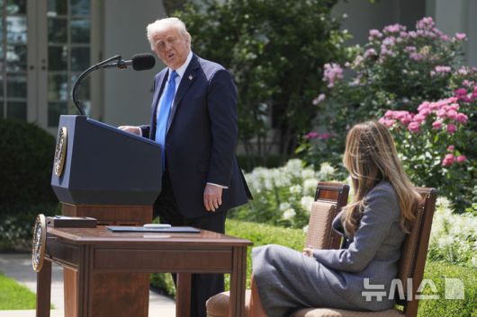 [워싱턴=AP/뉴시스] 도널드 트럼프 미국 대통령이 19일(현지 시간) 백악관 로즈가든에서 열린 이른바 '리벤지 포르노(보복성 음란물)'와 '딥페이크(AI 이용 합성 사진) 음란물' 피해자들에 대한 보호를 강화하는 법안 서명식에 참석해 발언하고 있다. 이 법안은 인공지능(AI) 기반의 '딥페이크' 이미지까지 포함해 온라인에서의 사생활 침해에 강력히 대응하는 내용을 담고 있다. 2025.05.20.