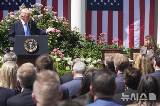 [워싱턴=AP/뉴시스] 도널드 트럼프 미국 대통령이 19일(현지 시간) 백악관 로즈가든에서 열린 이른바 '리벤지 포르노(보복성 음란물)'와 '딥페이크(AI 이용 합성 사진) 음란물' 피해자들에 대한 보호를 강화하는 법안 서명식에 참석해 발언하고 있다. 이 법안은 인공지능(AI) 기반의 '딥페이크' 이미지까지 포함해 온라인에서의 사생활 침해에 강력히 대응하는 내용을 담고 있다. 2025.05.20.