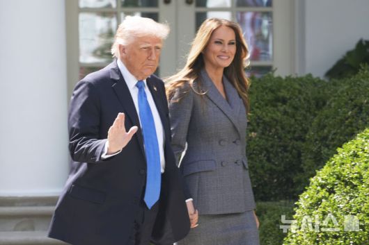 [워싱턴=AP/뉴시스] 도널드 트럼프 미국 대통령과 부인 멜라니아 트럼프 여사가 19일(현지 시간) 백악관 로즈가든에서 열린 이른바 '리벤지 포르노(보복성 음란물)'와 '딥페이크(AI 이용 합성 사진) 음란물' 피해자들에 대한 보호를 강화하는 법안 서명식에 참석하고 있다. 이 법안은 인공지능(AI) 기반의 '딥페이크' 이미지까지 포함해 온라인에서의 사생활 침해에 강력히 대응하는 내용을 담고 있다. 2025.05.20.