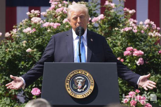 [워싱턴=AP/뉴시스] 도널드 트럼프 미국 대통령이 19일(현지 시간) 백악관 로즈가든에서 열린 이른바 '리벤지 포르노(보복성 음란물)'와 '딥페이크(AI 이용 합성 사진) 음란물' 피해자들에 대한 보호를 강화하는 법안 서명식에 참석해 발언하고 있다. 이 법안은 인공지능(AI) 기반의 '딥페이크' 이미지까지 포함해 온라인에서의 사생활 침해에 강력히 대응하는 내용을 담고 있다. 2025.05.20.