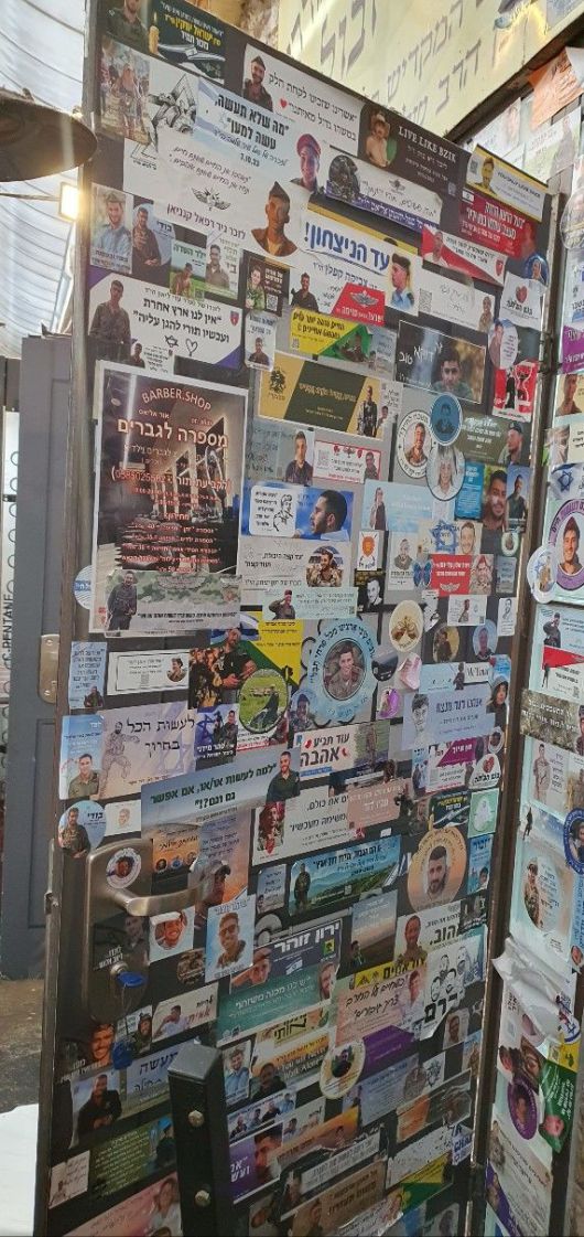 [예루살렘=뉴시스]김난영 기자 = 19일(현지 시간) 예루살렘 마하네 예후다 전통시장 벽에 전사한 이스라엘군 동료를 기리는 스티커가 붙어 있다. 2025.05.20. *재판매 및 DB 금지
