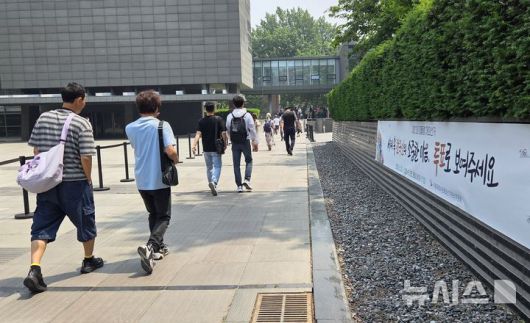 [베이징=뉴시스] 박정규 특파원 = 해외에 거주·체류하는 유권자들을 위한 제21대 대통령선거 재외투표가 20일 오전 시작된 가운데 유권자들이 투표를 위해 중국 베이징 주중대사관에 마련된 투표소에 들어서고 있다. 2025.05.20 pjk76@newsis.com