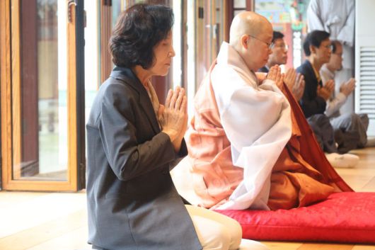 [서울=뉴시스] 설난영 여사가 20일 낮 12시 서울 은평구 진관사를 방문했다. (사진 = 국민의힘 제공) 2025.05.20. *재판매 및 DB 금지