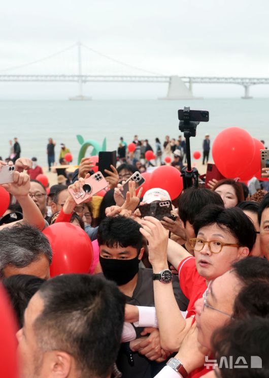 [부산=뉴시스] 하경민 기자 = 한동훈 전 국민의힘 대표가 20일 부산 수영구 광안리해수욕장 일대에서 시민들을 만나 김문수 대통령선거 후보의 지지를 호소하고 있다. 2025.05.20. yulnetphoto@newsis.com