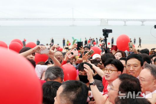 [부산=뉴시스] 하경민 기자 = 한동훈 전 국민의힘 대표가 20일 부산 수영구 광안리해수욕장 일대에서 시민들을 만나 김문수 대통령선거 후보의 지지를 호소하고 있다. 2025.05.20. yulnetphoto@newsis.com