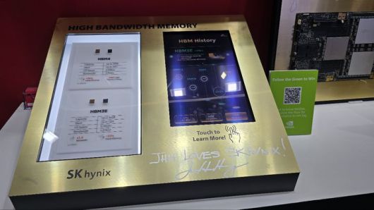 [서울=뉴시스]젠슨 황 엔비디아 CEO가 20일 오후 대만 타이베이 난강 전시관의 SK하이닉스 부스를 방문해 적은 사인. (사진=독자 제공) 2025.05.20. photo@newsis.com *재판매 및 DB 금지