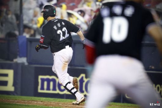 [서울=뉴시스] 프로야구 KT 위즈 장성우가 지난 17일 서울 잠실구장에서 열린 2025 신한 쏠뱅크 KBO리그 LG 트윈스와의 경기에서 안타를 치고 베이스를 돌고 있다. (사진=KT 위즈 제공) 2025.05.17. *재판매 및 DB 금지