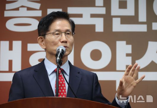 [서울=뉴시스] 고승민 기자 = 김문수 국민의힘 대선 후보가 20일 서울 양천구 한국예총회관에서 열린 한국예술문화단체총연합회·국민의힘 정책협약식에서 인사말을 하고 있다. 2025.05.20. kkssmm99@newsis.com