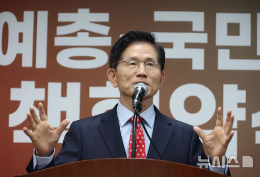 [서울=뉴시스] 고승민 기자 = 김문수 국민의힘 대선 후보가 20일 서울 양천구 한국예총회관에서 열린 한국예술문화단체총연합회·국민의힘 정책협약식에서 인사말을 하고 있다. 2025.05.20. kkssmm99@newsis.com