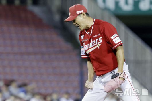 [서울=뉴시스] 최동준 기자 = 20일 서울 송파구 잠실야구장에서 열린 2025 KBO리그 SSG 랜더스와 두산 베어스의 경기, 7회말 2사 주자 없는 상황 SSG 노경은이 두산 김재환을 삼진으로 잡아낸 뒤 포효하고 있다. 2025.05.20. photocdj@newsis.com