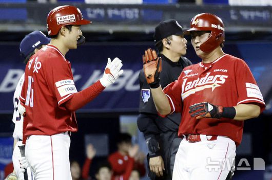 [서울=뉴시스] 최동준 기자 = 20일 서울 송파구 잠실야구장에서 열린 2025 KBO리그 SSG 랜더스와 두산 베어스의 경기, 8회초 2사 만루 상황 SSG 최준우의 희생플라이 때 득점한 고명준이 채현우와 하이파이브하고 있다. 2025.05.20. photocdj@newsis.com