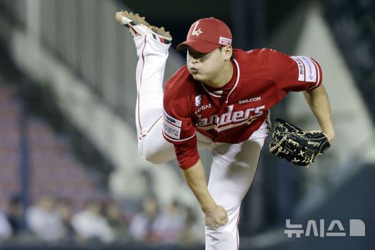 [서울=뉴시스] 최동준 기자 = 20일 서울 송파구 잠실야구장에서 열린 2025 KBO리그 SSG 랜더스와 두산 베어스의 경기, 9회 SSG 조병현이 역투하고 있다. 2025.05.20. photocdj@newsis.com