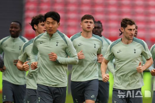 [빌바오=AP/뉴시스] 토트넘 홋스퍼의 손흥민이 20일(현지 시간) 스페인 빌바오의 산 마메스 경기장에서 열릴 2024-25 유럽축구연맹(UEFA) 유로파리그(UEL) 맨체스터 유나이티드와의 결승전을 앞두고 동료들과 훈련하고 있다. 2025.05.21.