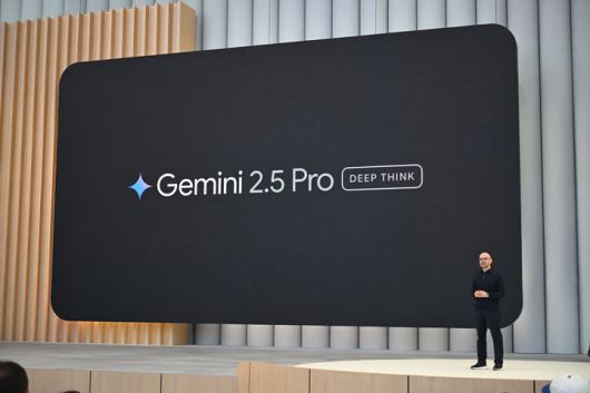 [서울=뉴시스] 구글은 20일(현지 시간) 미국 캘리포니아주 마운틴뷰에서 열린 연례 개발자 콘퍼런스 'I/O 2025'에서 최근 개발자들이 더욱 풍부하고 인터랙티브한 웹 앱을 구축할 수 있도록 '제미나이 2.5 프로'를 업데이트했으며 이를 기반으로 한 고급 추론 모드 '딥 씽크(Deep Think)'를 테스트하고 있다고 밝혔다. (사진=구글 제공) *재판매 및 DB 금지