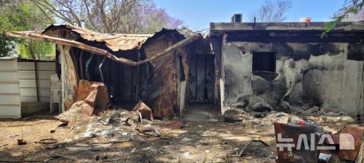 [니르오즈=뉴시스]김난영 기자 = 지난 5월 21일(현지 시간) 이스라엘 남부 가자 지구 인근 니르오즈 키부츠에 2023년 10월 7일 하마스 기습 당시 불에 탄 주택이 남아있다. 2025.09.02.
