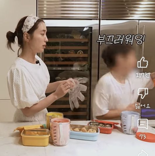 [서울=뉴시스] 21일 유튜브 채널 '이민정 MJ'는 '아직 카메라 앞은 부끄러운 MJ 아들'이라는 제목의 쇼츠(Shorts·짧은 영상)를 올렸다. (사진=유튜브 채널 '이민정 MJ' 캡처) 2025.05.21. photo@newsis.com *재판매 및 DB 금지