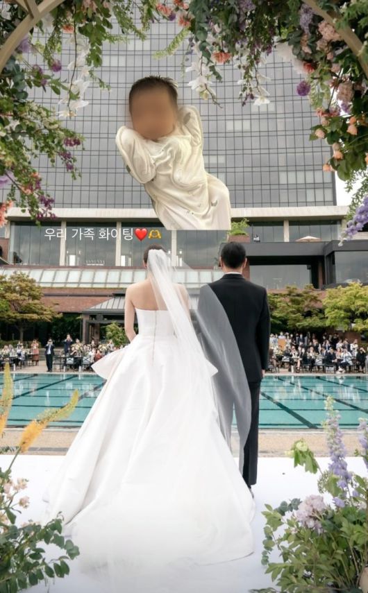 [서울=뉴시스] 손담비가 결혼 사진에 딸 해이 양의 모습을 더했다. (사진=손담비 인스타그램 캡처) 2025.05.22. photo@newsis.com  *재판매 및 DB 금지