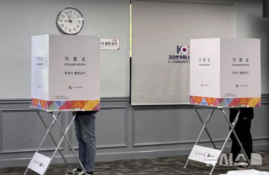 [워싱턴=뉴시스]이윤희 특파원 = 20일(현지 시간) 미국 버지니아주 알렉산드리아 코리안커뮤니티센터에 마련된 제21대 대통령선거 재외투표 투표소에서 유권자가 기표하고 있다. 이번 대선 재외선거는 이날부터 오는 25일까지 전 세계 118개국 223개 투표소에서 진행된다. 2025.05.21. sympathy@newsis.com